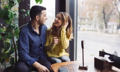 Ragazzo seduce ragazza in un bar e sorridono