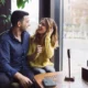 Ragazzo seduce ragazza in un bar e sorridono