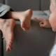 bambina indica piedi di donna distesa