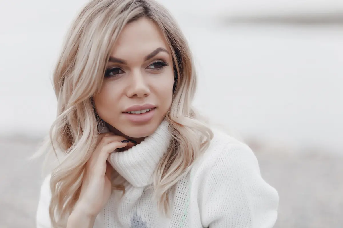 bella ragazza con capelli Biondo freddo e golf girocollo