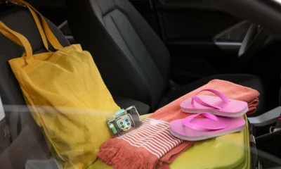 borsa telo e ciabatte da mare su sedile auto