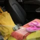 borsa telo e ciabatte da mare su sedile auto