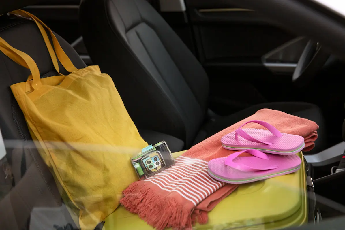 borsa telo e ciabatte da mare su sedile auto