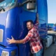 camionista abbraccia il suo camion iveco blu