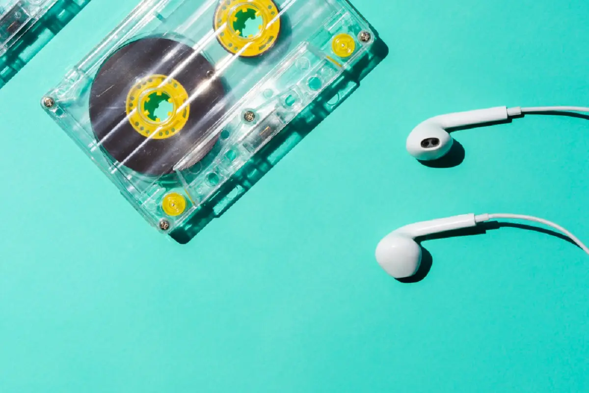 casetta anni 80 con auricolari apple su un tavolo
