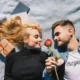 coppia di innamorati stesi si guardano negli occhi sorridenti