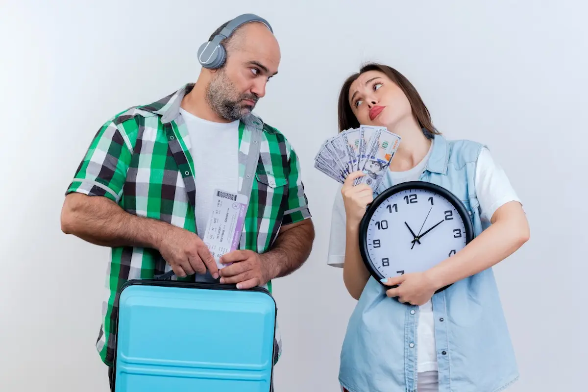 coppia prepara viaggio low cost