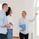 coppia visita una casa con agente immobiliare