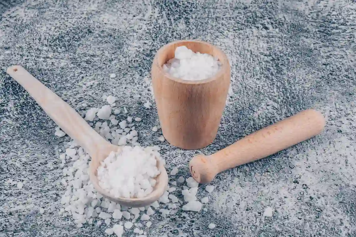 cucchiaio con vasetto pieno di Percarbonato di sodio