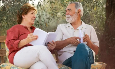 donna e uomo seduti parlando di un libro