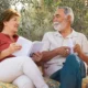donna e uomo seduti parlando di un libro