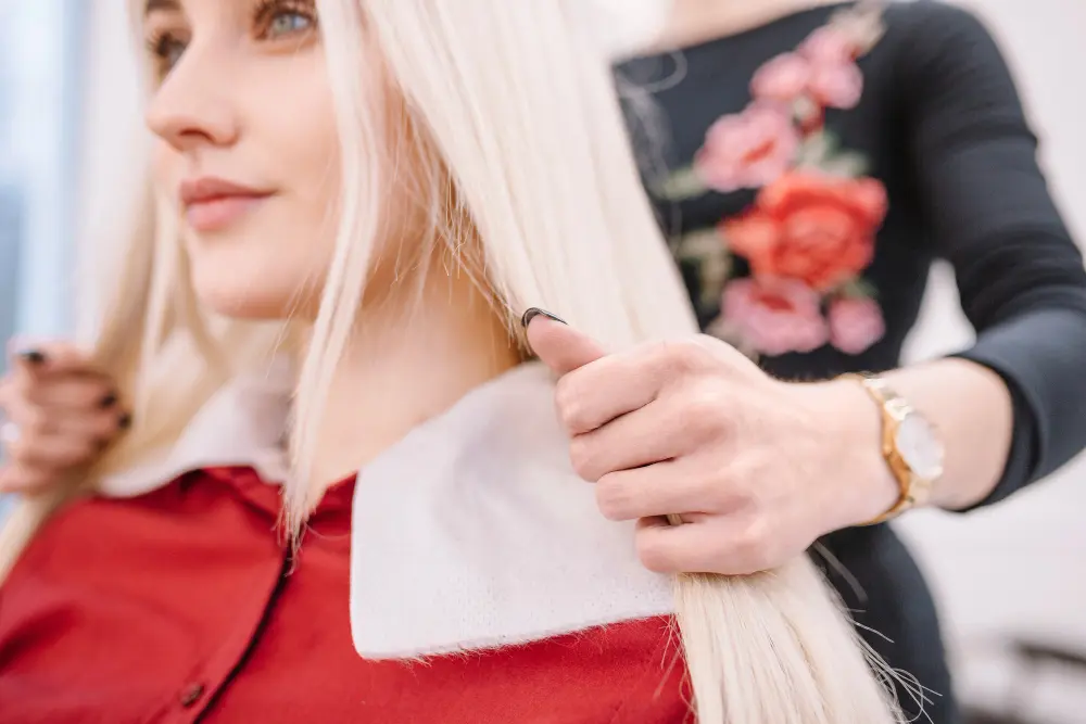 donna si fa allungare i capelli dal parrucchiere