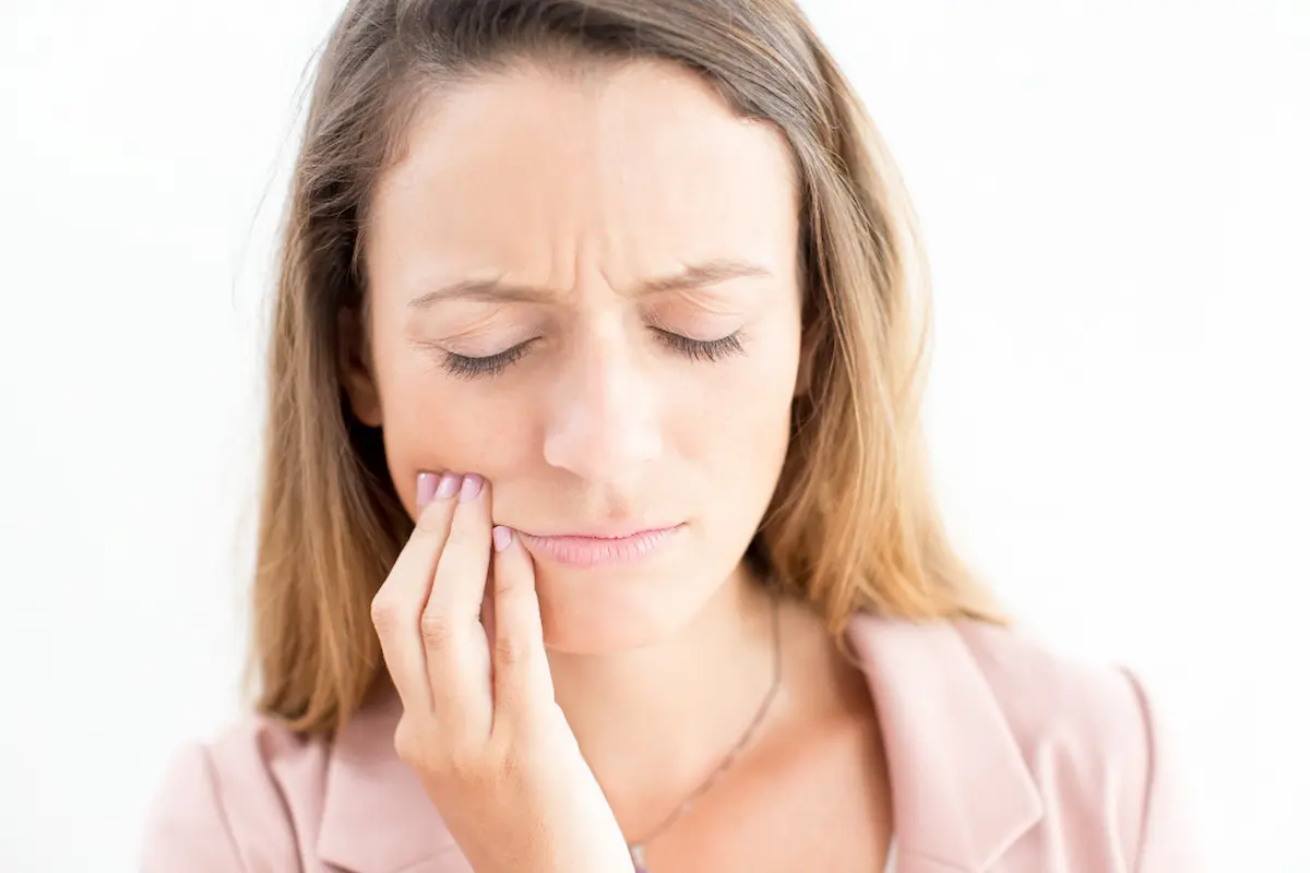 donna si tocca dente del giudizio con dolore