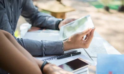 due lavoratori controllano i cedolini noipa di agosto 2025