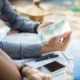 due lavoratori controllano i cedolini noipa di agosto 2025