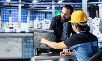 due lavoratori parlano in una fabbrica italiana