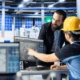 due lavoratori parlano in una fabbrica italiana