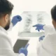 due medici osservano lastra di uomo con liquido nei polmoni