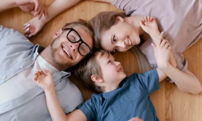 genitori giocando distesi con i propri figli