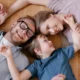 genitori giocando distesi con i propri figli