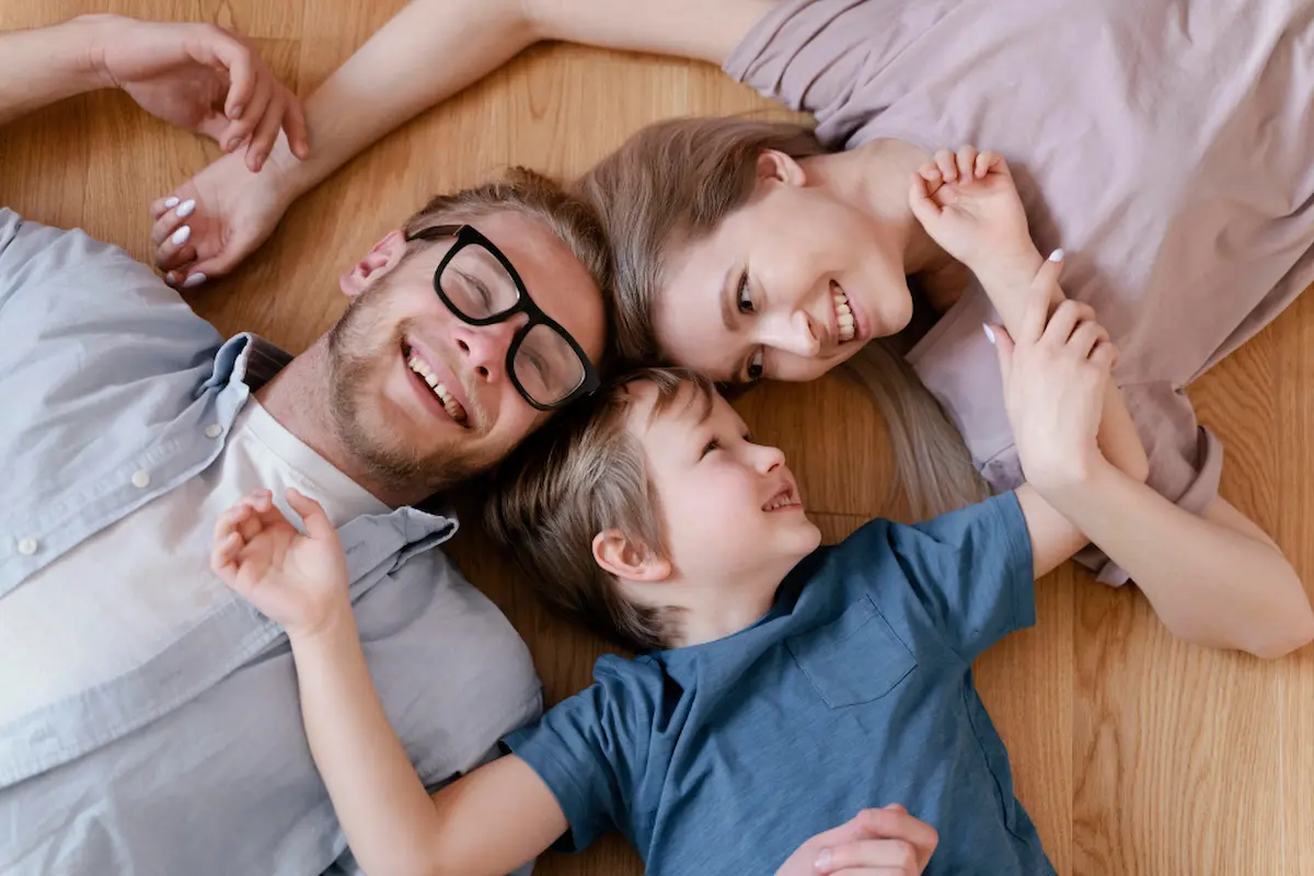 genitori giocando distesi con i propri figli