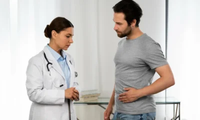 dottoressa controlla uomo con gastrostomía endoscópica percutánea