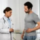 dottoressa controlla uomo con gastrostomía endoscópica percutánea
