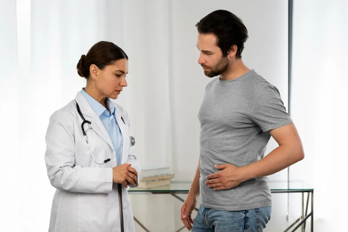dottoressa controlla uomo con gastrostomía endoscópica percutánea