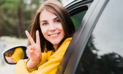 giovane ragazza neopatentata fa segno vittoria