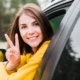 giovane ragazza neopatentata fa segno vittoria
