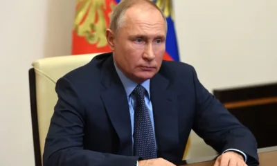 il presidente Putin seduto in riunione nel 2021