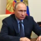 il presidente Putin seduto in riunione nel 2021
