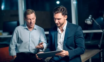 lavoratore mentre fa delle domande al suo capo