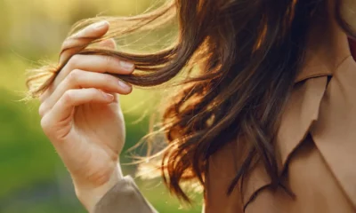 mano di donna sostiene ciocca di capelli