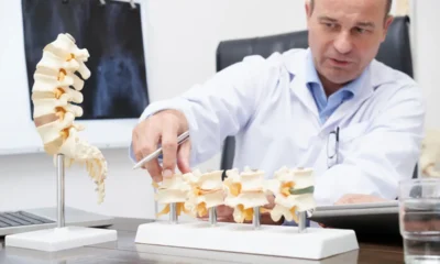 medico indica vari modelli di gessi di vertebra rotta