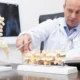 medico indica vari modelli di gessi di vertebra rotta