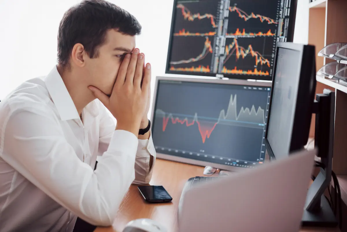 operatore di borsa disperato per caduta azioni