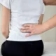 ortopedico studia una donna affetta da stenosi lombare