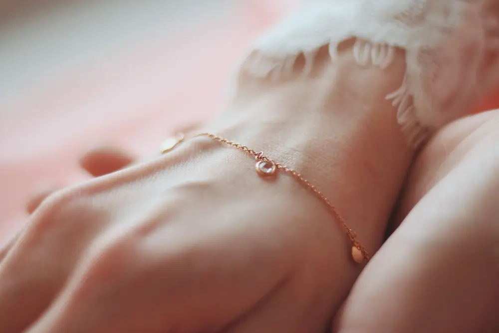particolare di un bracciale saldato al polso di una ragazza