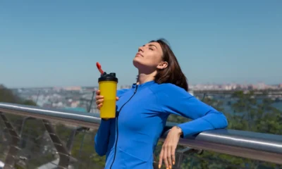 ragazza appoggiata mentre beve sotto il sole