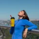 ragazza appoggiata mentre beve sotto il sole