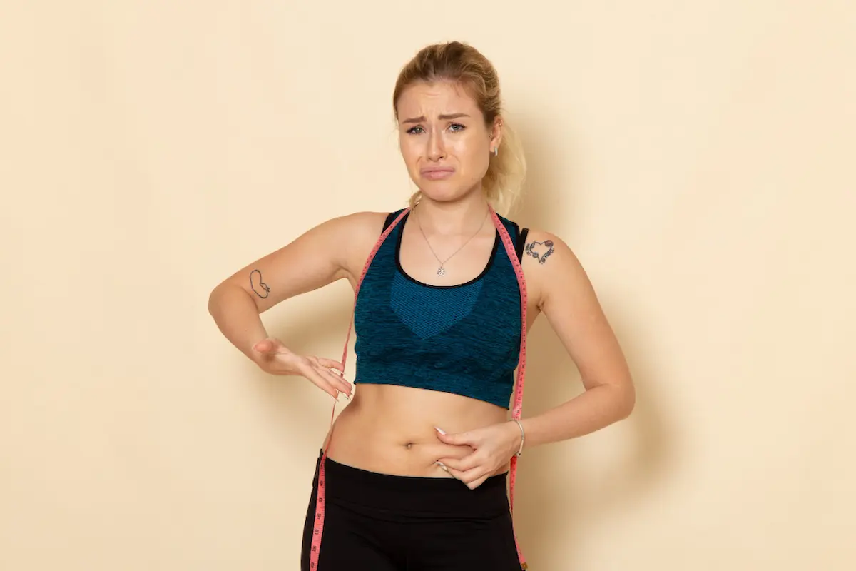 ragazza bionda triste perché non può dimagrire