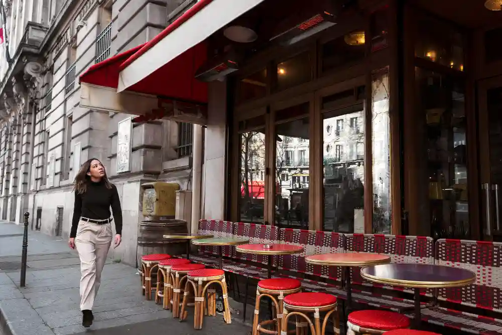 ragazza cammina per londra guardando un ristorante vuoto
