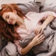 ragazza che dorme su dei cuscini di colore rosa