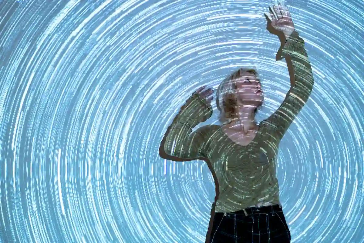 ragazza con spirale davanti simbolo vertigine