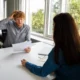 ragazza fa delle domande a un ragazzo per un lavoro