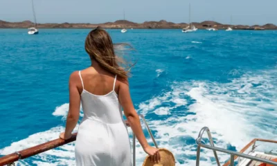 ragazza sul ponte di una nave crociera sul mare