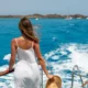 ragazza sul ponte di una nave crociera sul mare