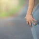 ragazza tocca ginocchio dolorante che lo piega