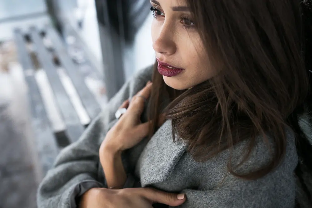 ragazza vittima di ghosting seduta pensando